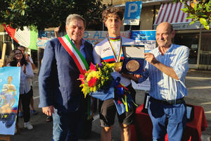 L&#039;abbraccio di Pietrasanta a Fabio Del Medico