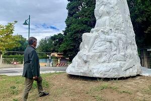 Restaurata la statua davanti alla chiesa di Vittoria Apuana di Arturo Dazzi