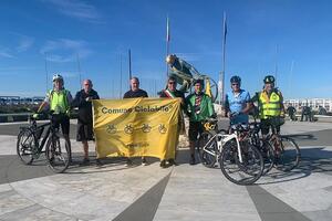 Cerimonia di consegna al Pontile della Bandiera gialla di FIAB ComuniCiclabili: il sindaco Bruno Murzi e il consigliere allo Sport Alberto Mattugini ricevono il prestigioso vessillo