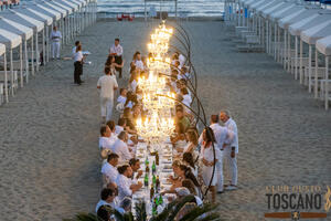 “White party” in spiaggia a Lido al Danio Beach Club: una serata evento con Luca Piattelli e gli amici del Club Gusto Toscano (Photogallery by Cip)