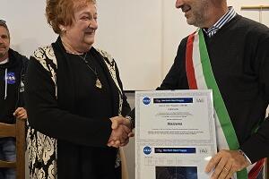 L&#039;astrofila Maura Tombelli ha consegnato al sindaco Maurizio Verona il certificato della Nasa che ufficializza l&#039;asteroide &quot;Stazzema 18431&quot;