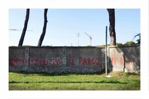 Insorgiamo Viareggio esprime solidarietà all’artista autore della scritta “Demilitarizzare il parco”