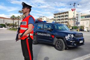 I carabinieri di Viareggio arrestano un rumeno e denunciano due giovani maghrebini per il furto di un ciclomotore: tutte &#039;risorse&#039; che ci pagheranno la pensione