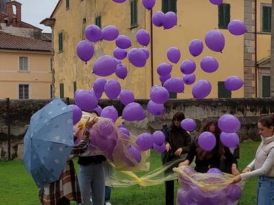 Cento palloncini per il diploma di Viola