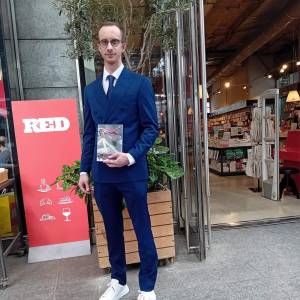 Alberto Curtolo davanti alla Feltrinelli Red di Milano con in. mano la copia del libro - Alberto Curtolo - a cura di Silvia Landi