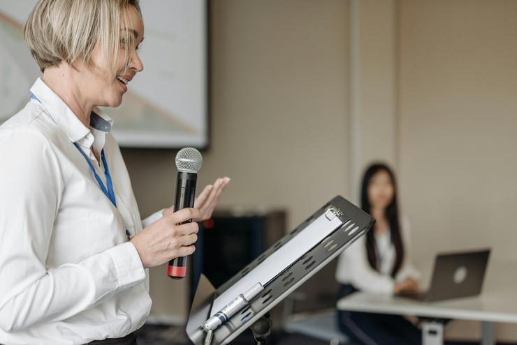 docente spiega alla classe