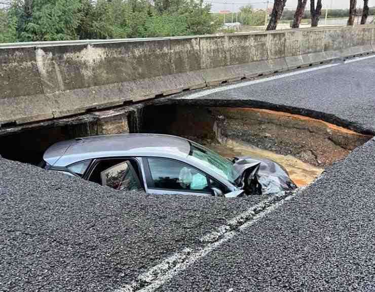 auto cade nella voragine Calabria