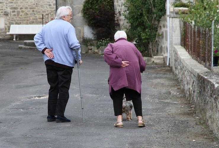 anziani che passeggiano