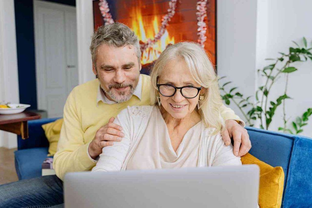 signori che guardano il computer