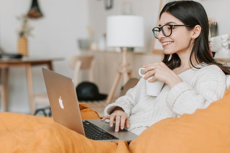 ragazza al computer 