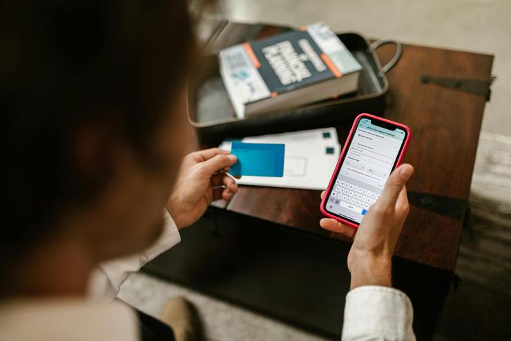 uomo con telefono e carta di credito