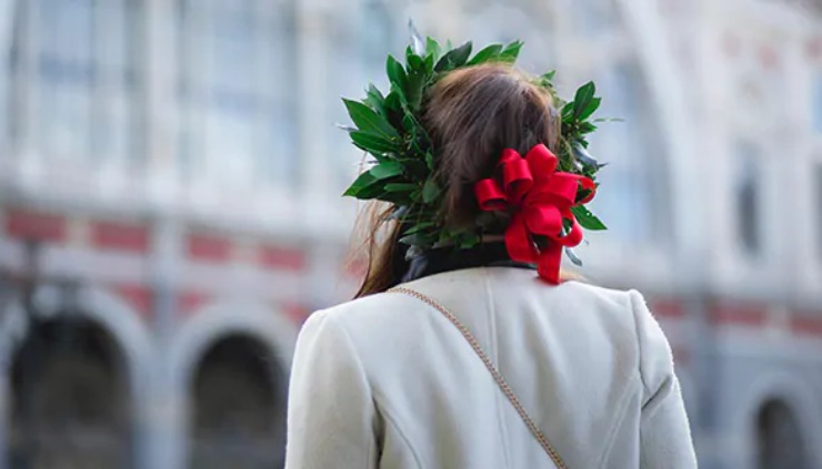 Ragazza con corona laurea