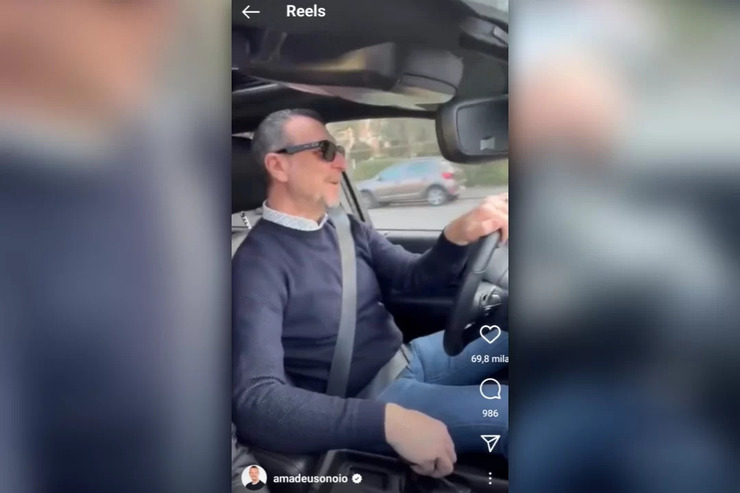 Amadeus al volante della sua nuova auto (Instagram) - Lagazzettadiviareggio.it