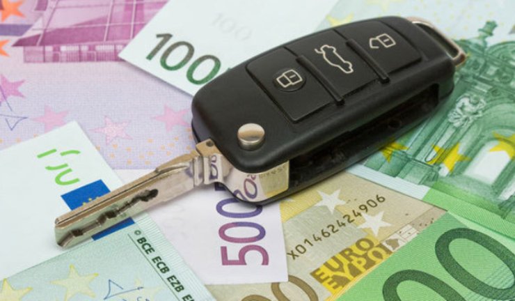 Chiave auto e banconote euro, concetto tassa auto