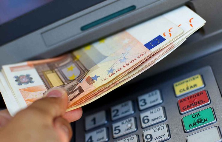 Ritirare i soldi dal bancomat