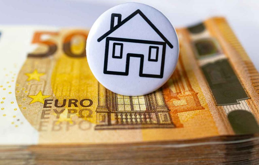 Banconote euro e simbolo casa