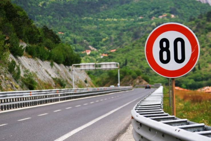 Limite di velocità, cartello 80 km/h in autostrada 