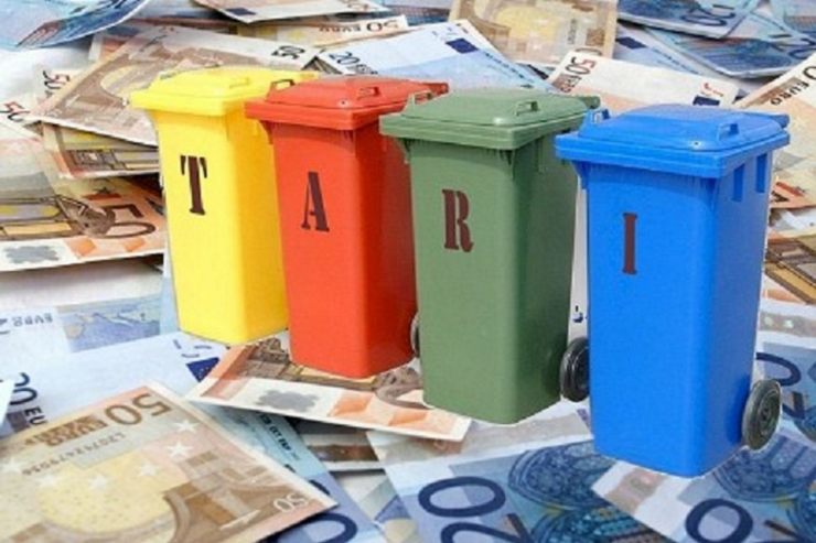 Bidoni della spazzatura e euro, concetto tassa rifiuti Tari