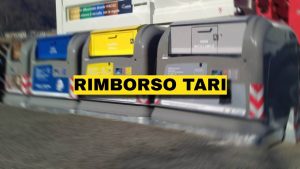 Bidoni della spazzatura e scritta "rimborso Tari"