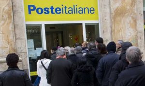 Pensionati in coda Poste Italiane