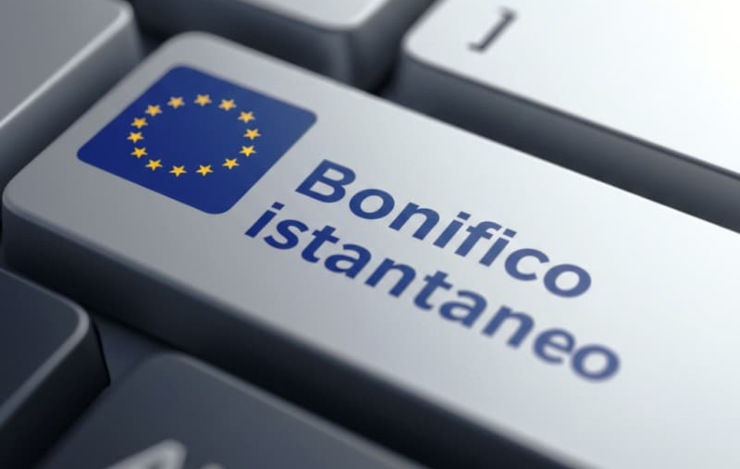 Tasto pc con scritto "bonifico istantaneo"