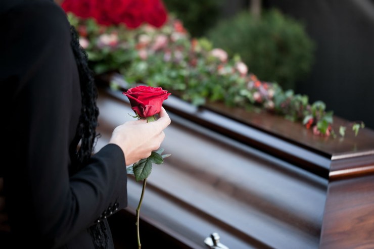 funerale e donna che porta una rosa