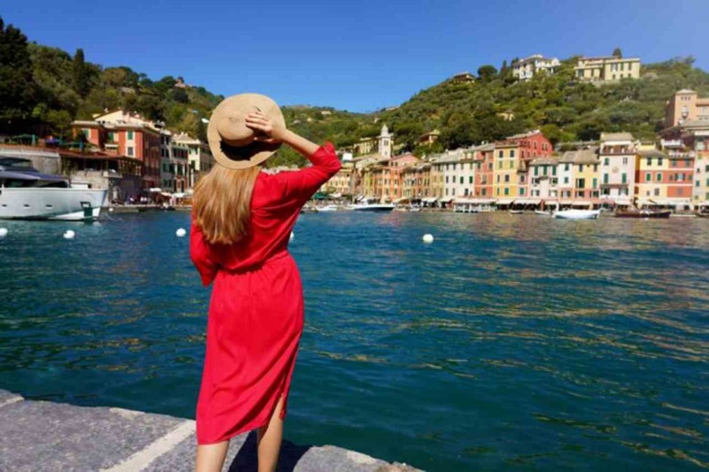 Ragazza che guarda Portofino, liguria