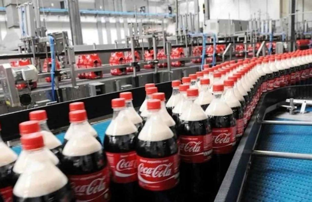 Produzione Coca Cola, carrello industriale con bottiglie