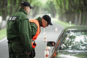 Forze dell'ordine che fermano un'auto