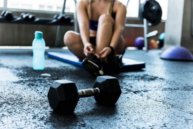 Ragazza in palestra