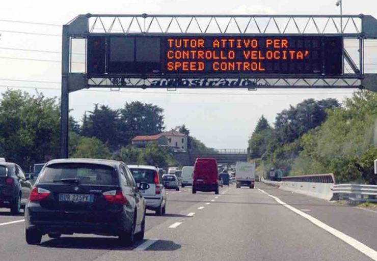 Cartello autostradale che indica il tutor attivo 