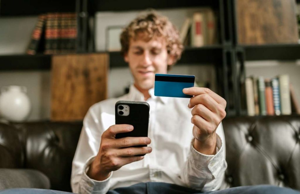 Ragazzo che manda un bonifico con lo smartphone