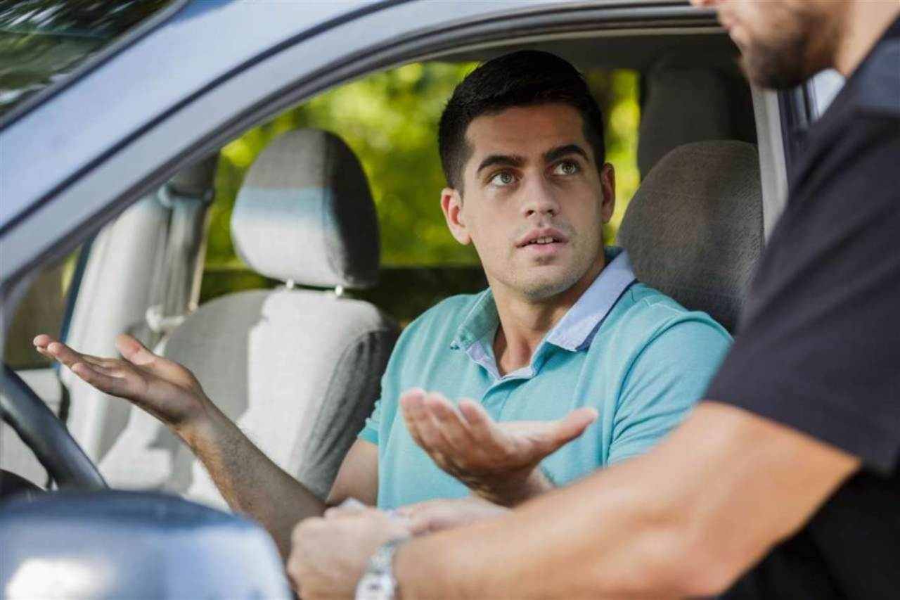 Uomo che discute con la polizia