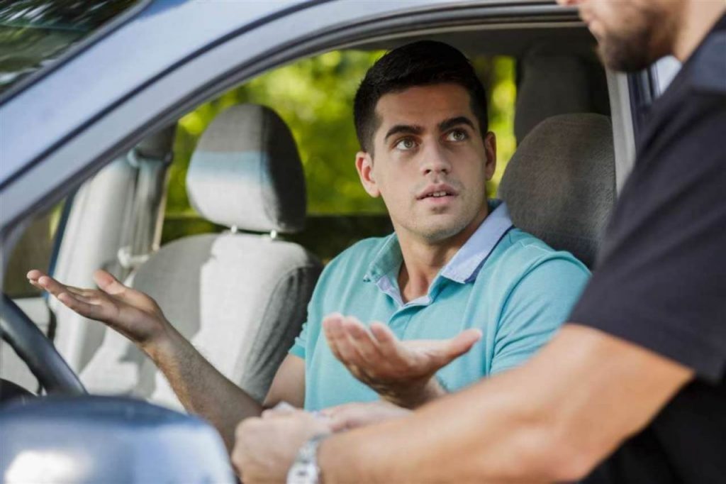 Conducente dell'auto che parla con un vigile