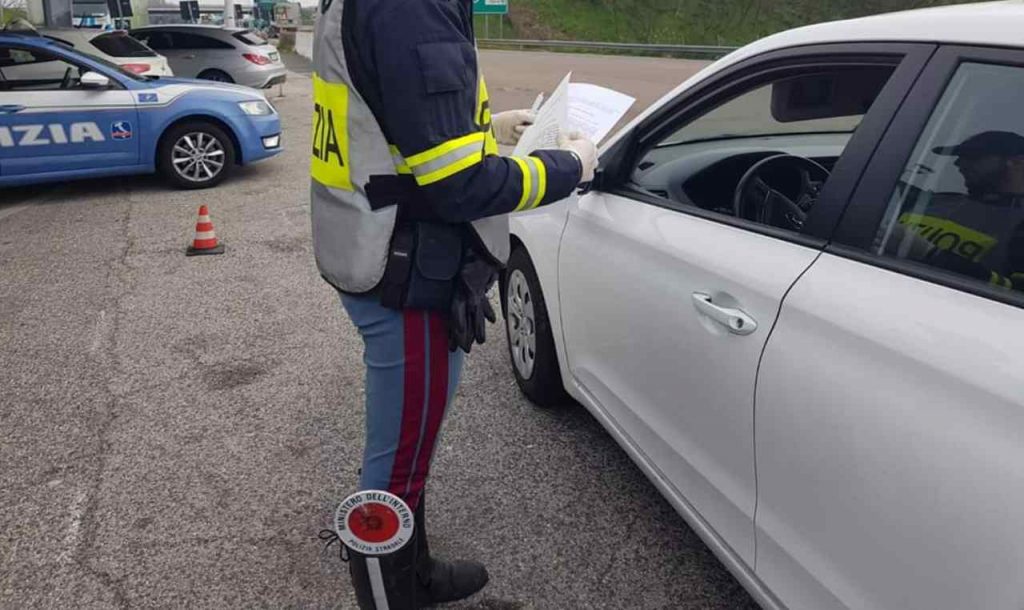 Posto di blocco, polizia che ferma un conducente per controllare i documenti