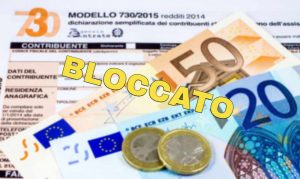 Modello 730 con banconote e monete sopra e scritta "Bloccato" sullo sfondo in primo piano