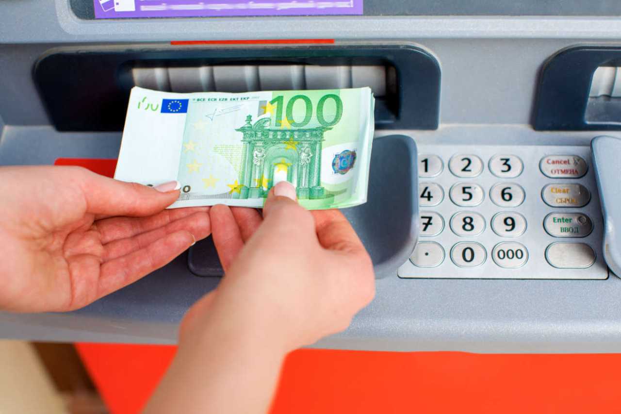 Versamento di banconote da 100€ presso lo sportello bancomat