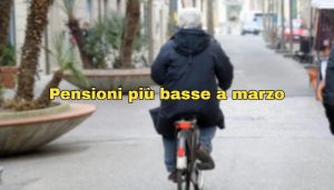 Anziano che va in bici e scritta: "Pensioni più basse a marzo"